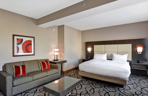 Hattiesburg Hotel | Doubletree by Hilton Hattiesburg 1 King Studio Suite Mobility/Hearing Accessible Tub