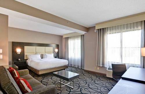 Hattiesburg Hotel | Doubletree by Hilton Hattiesburg 1 King Studio Suite Mobility/Hearing Accessible Tub