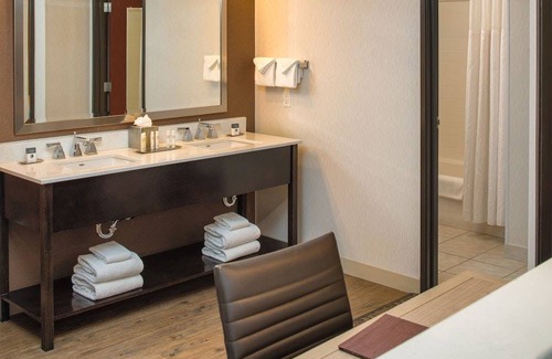 Old Bend Hotel | DoubleTree by Hilton Hotel Bend 1 King/2 Queen Beds Family Suite