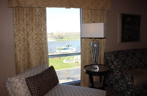 Bay City Hotel | DoubleTree by Hilton Bay City - Riverfront