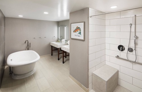 Greeley Hotel | DoubleTree by Hilton Greeley at Lincoln Park