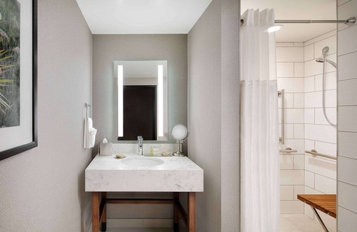 Greeley Hotel | DoubleTree by Hilton Greeley at Lincoln Park