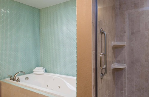 East Paris Hotel | DoubleTree by Hilton Hotel Grand Rapids Airport