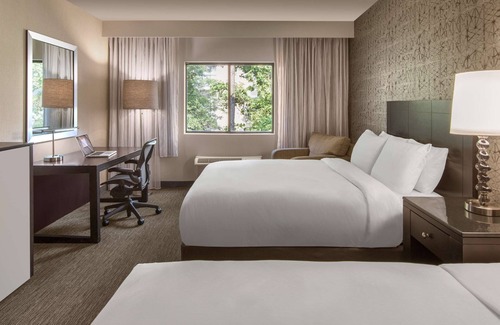 Wood Dale Hotel | DoubleTree by Hilton Hotel Chicago Wood Dale - Elk Grove