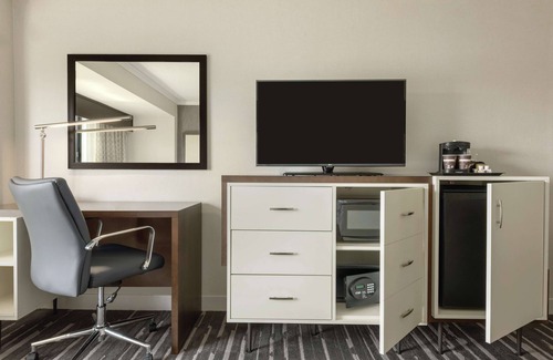 Brookfield Hotel | DoubleTree by Hilton Milwaukee - Brookfield