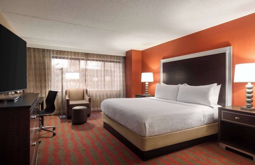 Queens Hotel | DoubleTree by Hilton New York LaGuardia Airport
