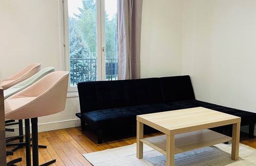 Villemomble Apartment | Douce France - 300 m RER Paris/6persons/2chambres/disney 30mn