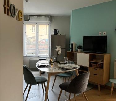 Republique - Tolstoi Apartment | Douceur lyonnaise, Villeurbanne