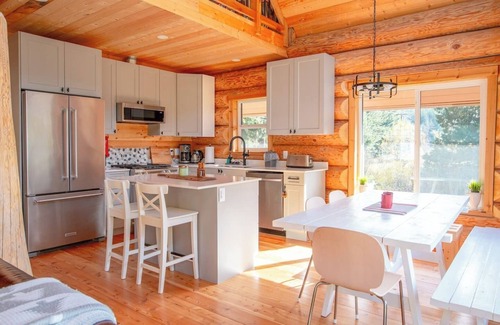 Sunshine Valley Cabin | Douglas Fir Retreat | Mtn Views + Expansive Deck