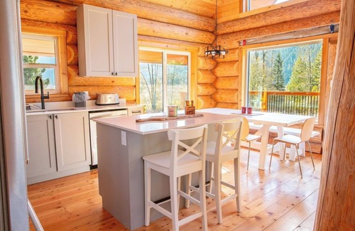 Sunshine Valley Cabin | Douglas Fir Retreat | Mtn Views + Expansive Deck