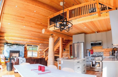 Sunshine Valley Cabin | Douglas Fir Retreat | Mtn Views + Expansive Deck