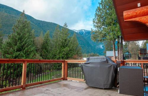 Sunshine Valley House | Douglas Fir Retreat, Mtn Views and Expansive Deck