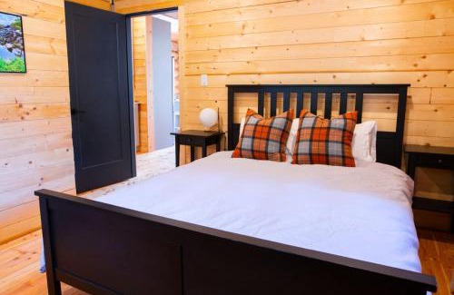 Sunshine Valley House | Douglas Fir Retreat, Mtn Views and Expansive Deck