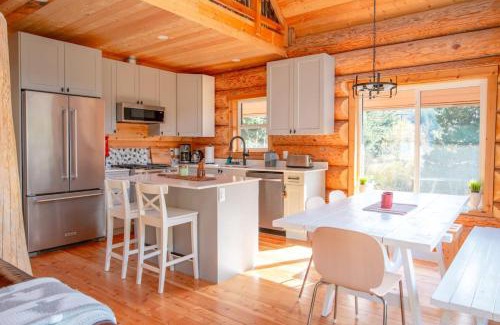 Sunshine Valley House | Douglas Fir Retreat, Mtn Views and Expansive Deck