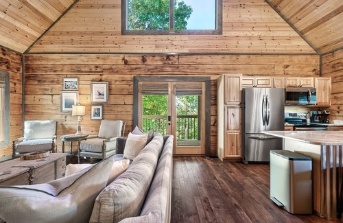 Sevierville Cabin | Douglas Lake Cabin | Near Pigeon Forge | Views | Hot Tub | Sleeps 6