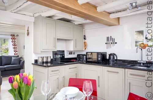 Naunton Cottage | DOVE COTTAGE (NAUNTON), pet friendly, with open fire in Naunton
