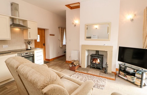 Wing Cottage | DOVE COTTAGE, pet friendly, with open fire in Milton