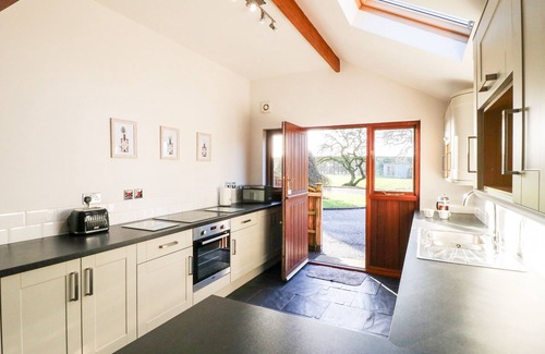 Newark Cottage | DOVECOTE FIELD HOUSE FARM, family friendly in Collingham