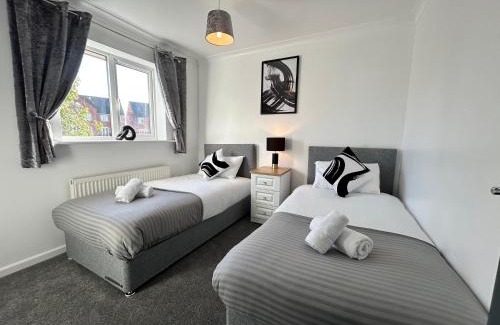 Uttoxeter House | Dovefield House - Modern 3 Bed Home from Home - Alton Towers, Uttoxeter Races