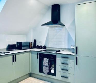 Dover Apartment | Dover Castle & Port, on-site parking, lovely quiet area