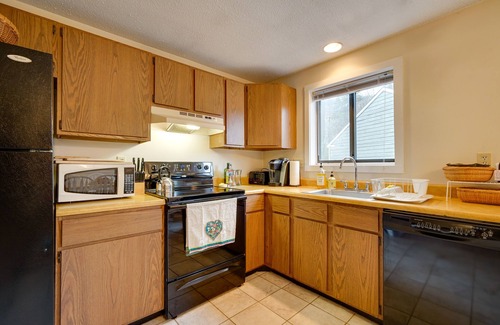 West Dover Condo | Dover Condo w/Grill & Balcony: 3 Mi to Mt Snow!
