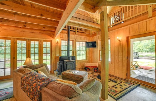 Dover Apartment | Dover Vacation Rental with Hot Tub and Horse Pastures