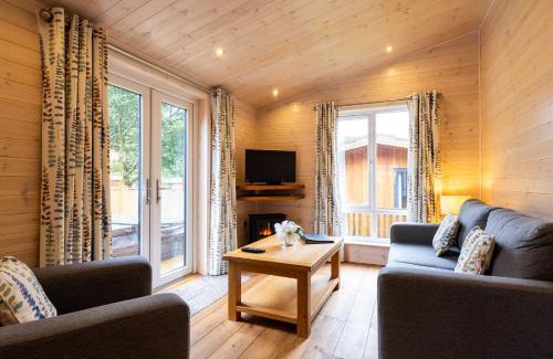 Saddleworth House | Dovestone Luxury Lodges sleeps 4 - pets welcome