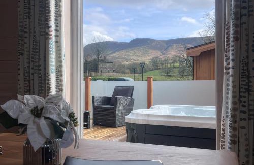 Saddleworth House | Dovestone Luxury Lodges sleeps 4 - pets welcome