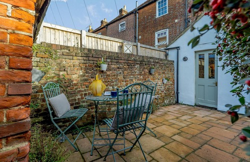 Canterbury House | Dovetail Cottage - Three Bedroom House, Sleeps 6