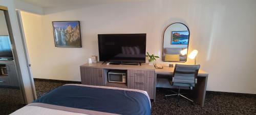 Lone Pine Hotel | Dow Villa Motel