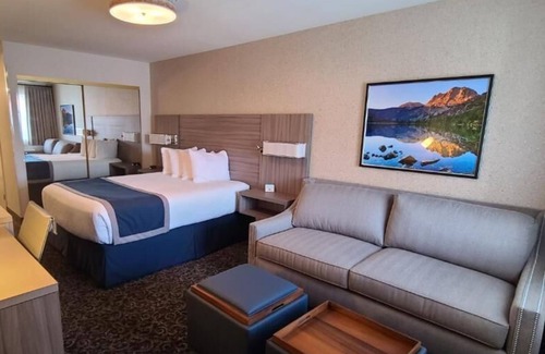 Lone Pine Hotel | Dow Villa Motel