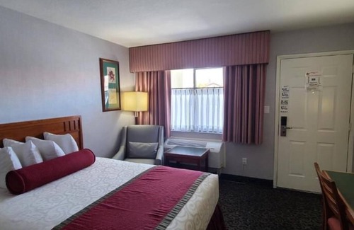 Lone Pine Hotel | Dow Villa Motel