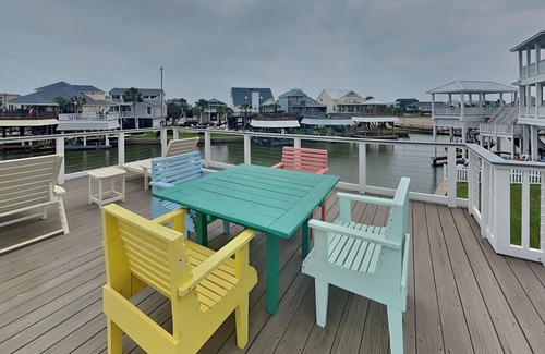 Isla Del Sol House | Down by the Bay | Canal Front + Community Pool