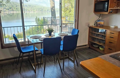 Blind Bay House | Down By The Bay, Shuswap Lake- Large Semi Lakefront with Beach/Buoy