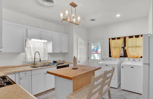Shreveport House | Down South, Charming 2-bedroom house, Sleeps 8, 2 Full Bathrooms