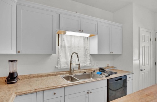 Shreveport House | Down South, Charming 2-bedroom house, Sleeps 8, 2 Full Bathrooms