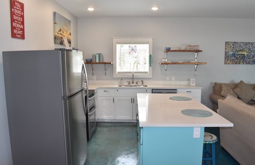 Rockport House | DOWN SOUTH COTTAGE... 2 miles to fishing hotspots!
