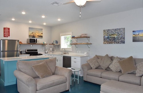 Rockport House | DOWN SOUTH COTTAGE... 2 miles to fishing hotspots!