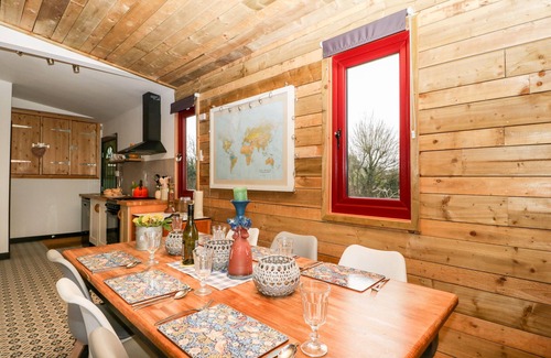 Congresbury Cottage | DOWN THE RABBIT HOLE, pet friendly, with a garden in Congresbury