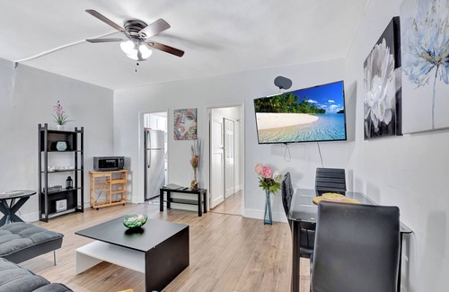 Delray Beach Cottage | DOWN TOWN DELRAY, walk to Atlantic Ave, beach, pets are welcome