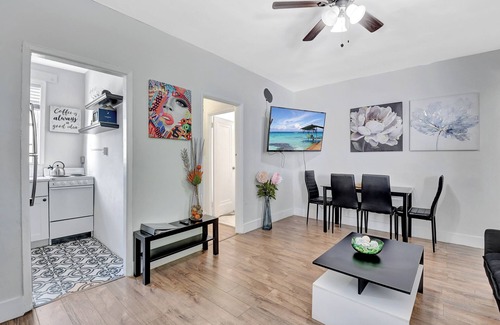Delray Beach Cottage | DOWN TOWN DELRAY, walk to Atlantic Ave, beach, pets are welcome