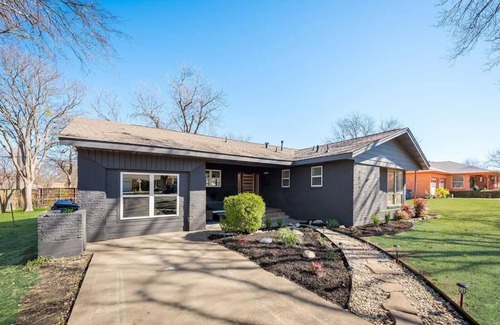 McKinney House | Down Town Mckinney-Self Check-In-Backyard-BBQ-A/C-King-W/D