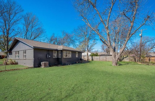 McKinney House | Down Town Mckinney-Self Check-In-Backyard-BBQ-A/C-King-W/D
