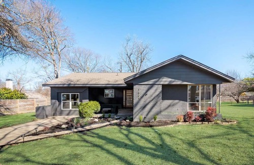 McKinney House | Down Town Mckinney-Self Check-In-Backyard-BBQ-A/C-King-W/D