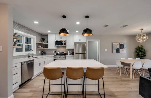 McKinney House | Down Town Mckinney-Self Check-In-Backyard-BBQ-A/C-King-W/D