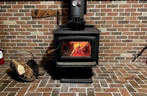 Plymouth Cabin | Downhill Haus, 7 beds, between Okemo & Killington