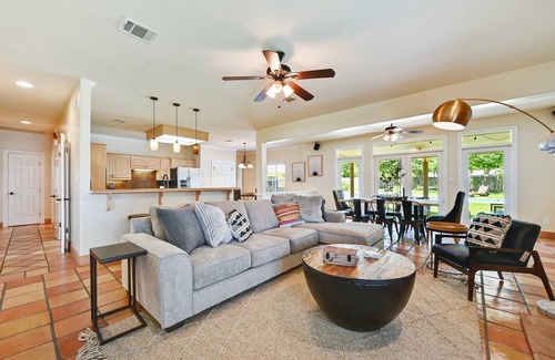 San Leanna House | Downhome Texas Retreat; 16 Beds; Pool, Hot tub, 12 min to Downtown