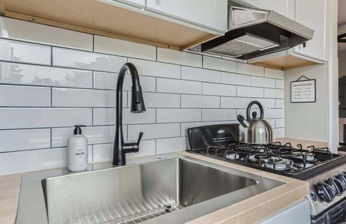 Cheesman Park Apartment | Downing by Modern Midstay/3Blks to Cheesman! #D3