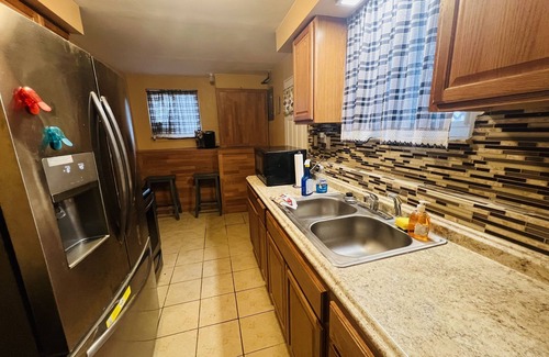 Detroit House | Downriver home that sleeps 12