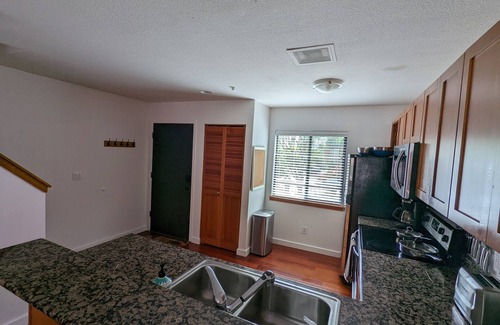 Pearl District Condo | Downtown 2 bdrm Condo Steps Away From the Willamette River. Year Round Hot Tub